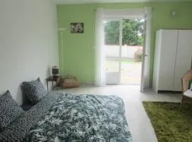 Chambre 20m2 avec salle de bain privée dans maison en bois