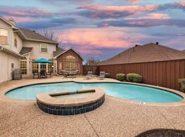 5 Bedrooms Backyard Oasis - Groups Welcome, hotell i Plano