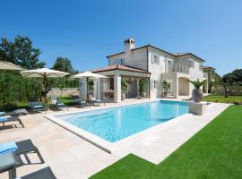 Villa Elena u Ladicima for 8 people with private pool & sports complex in Central Istria، فندق في Ladići