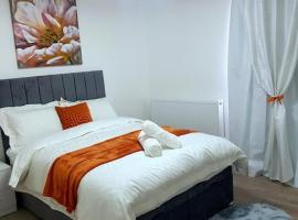 Holiday Let - Entire modern home in Medway, hotel in Gillingham