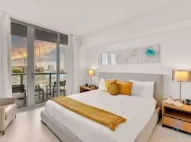 Modern Condo - Amazing Pool - Gym - Balcony