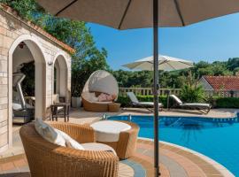 Luxury villa Brac Belle Vue with heated pool, lyxhotell i Selca