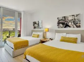 Modern Condo - Amazing Pool - Gym - Balcony