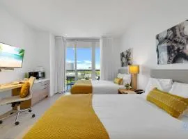 Modern Condo - Amazing Pool - Gym - Balcony