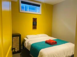 Contemporary Queen Room Near Horseshoe Fall, hospedagem domiciliar em Cataratas do Niágara