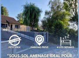 Sous-sol aménagé tout équipé avec jardin & parking, hotel with parking in Berteaucourt-les-Dames