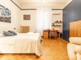 Spacious Apt with Kitchenette, Near Piazza Maggiore