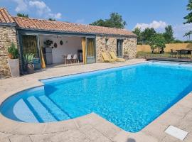 Couëron에 위치한 주차 가능한 호텔 Longère avec piscine