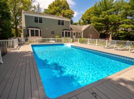 Coastal Haven: Private Pool, Bay Access, Water Sports, Hotel in Riverhead