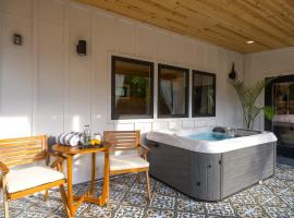 Petit Paradis Studio with hot tub, hotel perto de Pontotoc Vineyard, Fredericksburg