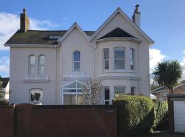 Dog friendly home close to the beach and the town, hotel em Exmouth