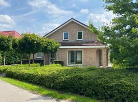 Big Family villa 12p big garden with bathtub and jacuzzi، فندق في زيولْد