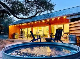 Chic 2/1 w Gorgeous Deck: Heated Soaking Pool, Firepit, Trails, hotel in Dripping Springs