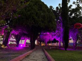 HOTEL CUATRO CAMINOS, hotel v destinaci Etzatlán