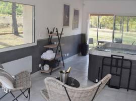 Villa Gard'iguette avec SPA entre vignes &garrigue, Hotel in Carnas