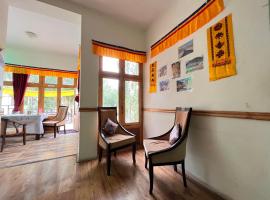 Safarnama Homestay Leh - Best Rooms in Leh with Parking, family hotel sa Leh