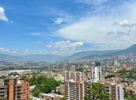 Medellin: Cozy Apat with City View