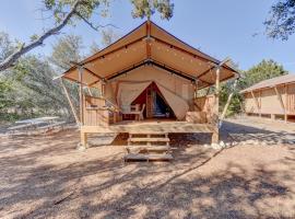 12 Fires Luxury Glamping with Heating #1, luxusní stan v destinaci Johnson City