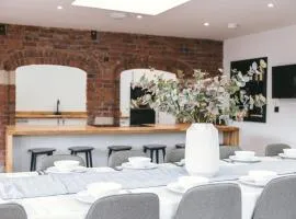House with a cinema and games room, sleeps 17