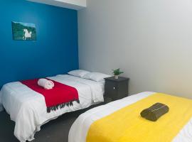 Contemporary 2 Queens Room Near Horseshoe Fall, privat indkvarteringssted i Niagara Falls