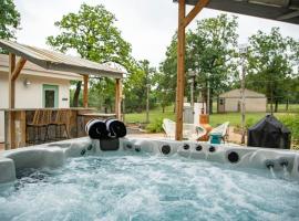 Casa Crabapple Guesthouse Sleep 5 plus Hot Tub, guest house in Fredericksburg