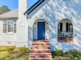 Architectural Gem - 3 Bedroom Family Haven with Rocking Chairs