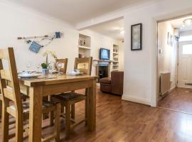 Shell Cottage - 2 Bedroom Holiday Home - Tenby, hotel in Tenby