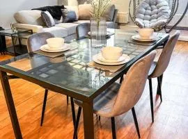 City Apartment - Parking Available Sleeps 4 !
