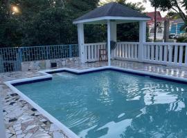 Beautiful Getaway Vacation Property With Private Pool!, cabaña o casa de campo en Montego Bay