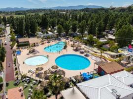 Nice mobil home with pool, hotel in Fréjus