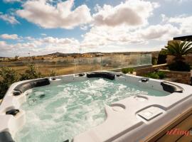 Penthouse with Rooftop Jacuzzi, Stunning Views, apartment in Għarb