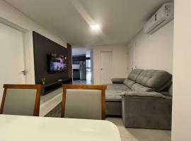 B235 - Apartamento com 02 suítes novo em Bombinhas、ボンビーニャスの駐車場付きホテル