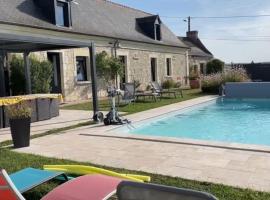 Longère avec piscine chauffée et cheminée, hotel en Bourgueil