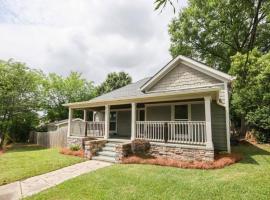 Bungalow & Tiny Guest House with Private Fenced Yard, hotel em Charlotte