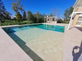 AMPLIO CHALET CON GENIAL PISCINA A 10 MIN DE SEVILLA