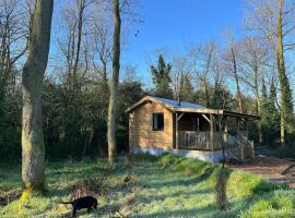 Deer View Cabin - Woodland, beaches and Hot tub, hotel en Hull