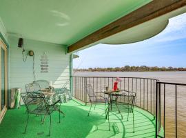 Resort-Style Lake Conroe Retreat with Balcony and View, hótel í Willis