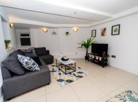 Viesnīca Spacious Flat with Patio & Parking in city centre pilsētā Redinga