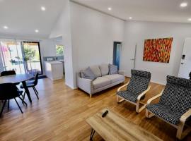 Beach House with Sea Views and a Large Backyard, casa en Devonport