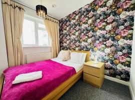 City central location, 2 min to the sea, 4-bedroom St Margarers townhouse, car-park & conference centre nearby, shops, coffee shops & restaurants - walking distance, three-star hotel in Brighton & Hove