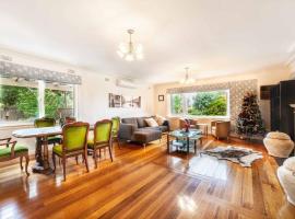 Spacious 3+2BR* house secluded in leafy gardens, hotell i Glen Waverley