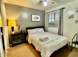 Cozy Private room with Shared bathroom Inside a house, hotel in Phoenix