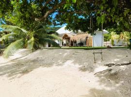 Bungalow Tiarii, avec accès direct à une plage privée, hotel di Tevaitoa