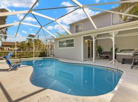 Secluded Backyard Home with Hot Tub & Pool - 3BR & 2B, hótel í Fort Myers