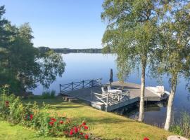 Gorgeous Home In Vrnamo With Lake View, hotell i Värnamo