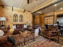 Dog Friendly New Cabin w/ Hot Tub, Game Room & 4-m
