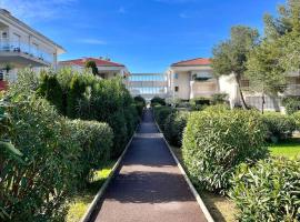 Modern Condo w Terrace 250m from Beach & Pool، فندق في أنتيب