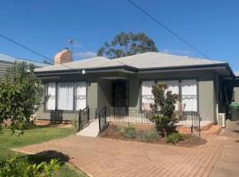 Family home central to everything, hotel in Mildura