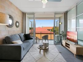 Sleek Apartment with Pool and Rooftop Terrace, hotel with parking in Gold Coast