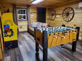 Luxury Cabin w/ Game Room & Hot Tub at Cave Run Lake、Wellingtonの駐車場付きホテル